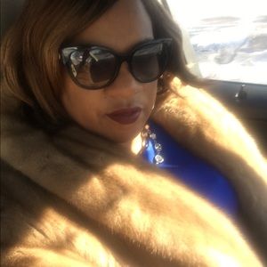 Meet your Posher, Ndidia